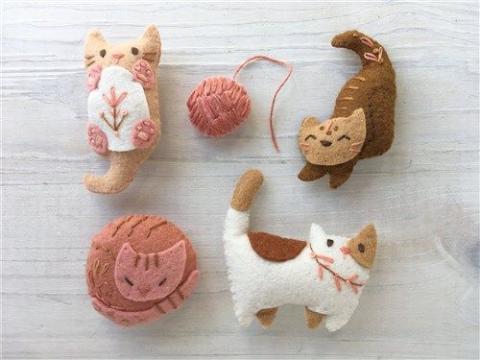 4 handmade felt cats